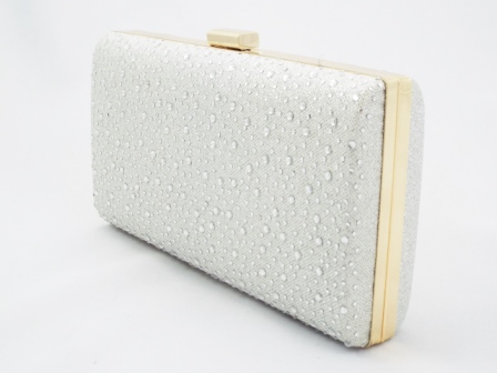 Geanta dama alba tip clutch, cu accesorii metalice aurii si pietre tip swarovski.